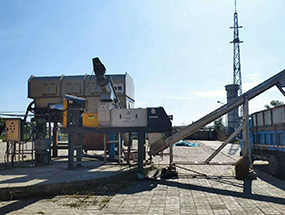 螺旋擠壓機(jī)現(xiàn)場